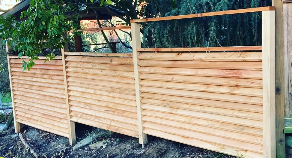 knocking-wood-fence-seattle-strong-wind