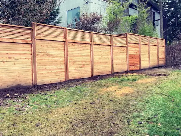 knocking-wood-fence-seattle-cedar